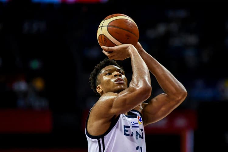 EuroBasket 2025. Mistrzostwa Europy w koszykówce mężczyzn. Terminarz i kadra Polski. Kto faworytem bukmacherów?